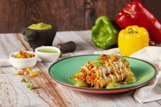 Flautas de ternera vegana con chipotles, guacamole y pico de gallo